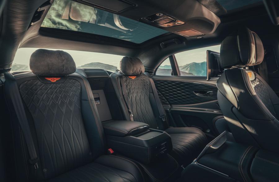 Интерьер Bentley Flying Spur Blackline 2019 года  (WW) (фото 32 из 40)